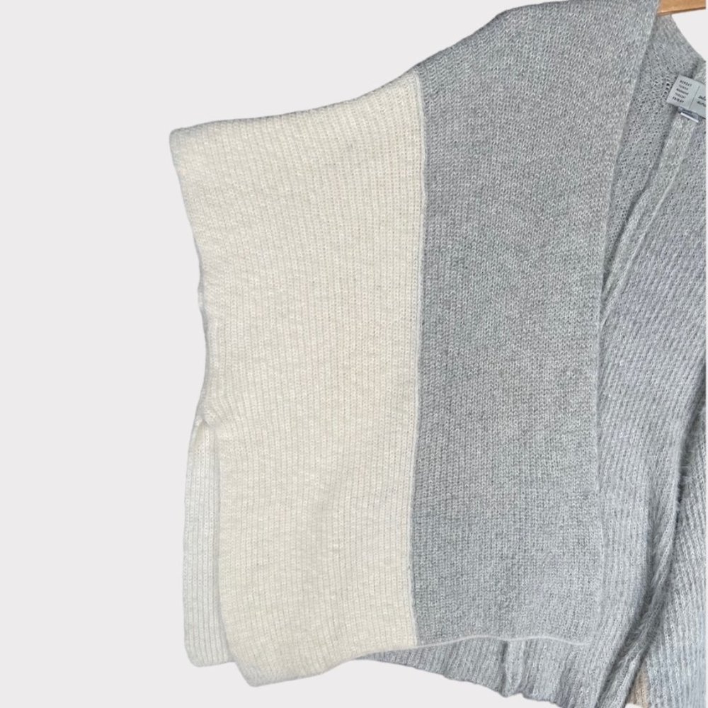 Anthropologie Gray and Cream Poncho - Picture 6 of 13